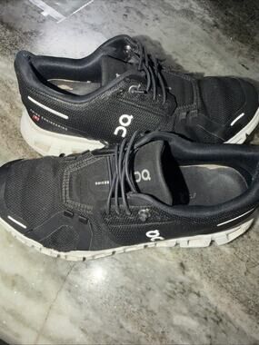 Women’s On Cloud 6 Black And White Size 7 READ SRB